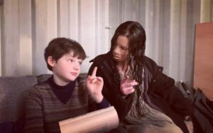 Benjamin Evan Ainsworth Instagram - ‘Miles and The Lady discuss coping techniques for effective anger management’... 

Or, was it just an epic game of Mad Libs BTS with the amazing @danieladibfitness 🧐

#thehauntingofblymanor #theladyinthelake @thehaunting