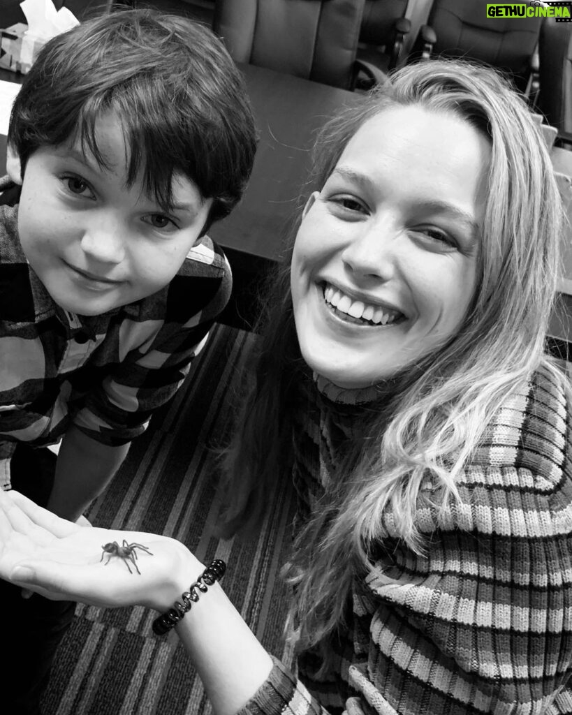 Benjamin Evan Ainsworth Instagram - Meeting this little guy with @then0t0ri0usvip for the first time in preparation for the spider scene in Episode 1 of @thehaunting 🕷 He was pretty hairy but actually really cute! 🕸 #spiderman #thehauntingofblymanor #spiders #spidertraining #netflix #intrepid #mileswingrave #daniclayton #victoriapedretti
