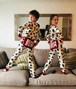 Benjamin Evan Ainsworth Instagram - Just one more week to go! Until then, enjoy our perfectly splendid matching onesies. We “bear” you to watch @thehaunting exclusive to @netflix on 9th October. #thehauntingofblymanor #netflix #horror #perfectlysplendid #thehauntingofhillhouse #deaddoesntmeangone #lookbeneaththesurface #thesmithworths #halloween #creepy