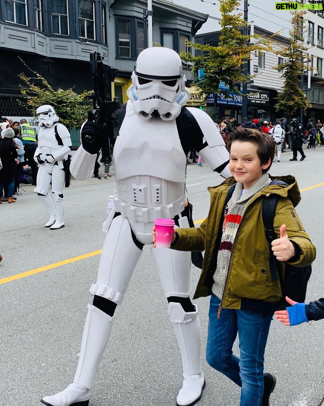 Benjamin Evan Ainsworth Instagram - Halloween parade and birthday cake! 😃
