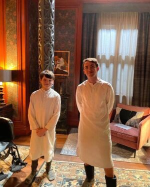 Benjamin Evan Ainsworth Instagram - Wow! The Sandman is the #1 show in 34 countries! Who’s watched it? If not, make sure to catch it this weekend! It was an amazing experience to play Alex Burgess in the pilot episode with such an incredible cast. Swipe across for a few behind-the-scenes pictures from my time on the shoot. #thesandman
