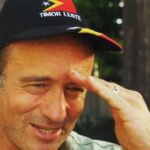 Bento Rodrigues Instagram - Max chega de surpresa à casa das religiosas que acolhiam e alimentavam a equipa da sic naquele dia de outubro de 1999, nos arredores de Díli. Uma refeição e paredes intactas eram coisas muito raras nesses dias de brasa, de debandada indonésia de Timor Leste. As irmãs levantam-se num salto que nos assusta mas que depressa se percebe ser por razão da bondade. Correm a acolher a figura familiar, barbuda, desgrenhada, faminta. O homem que 8 anos antes arriscara a vida para filmar o massacre no cemitério de Santa Cruz apresenta-se com a simplicidade que define um carácter: "Olá, eu sou o Max". Partilhámos o almoço, o mais modesto, talvez o mais rico até hoje e na companhia mais inspiradora. Ali, à minha frente, o jornalista que mostrara ao mundo o horror indonésio e, com isso, começara a libertar timor leste. Max Stahl morreu hoje aos 66 anos, vítima de cancro. Timor e o jornalismo que luta pela liberdade estão de luto. E agradecidos.