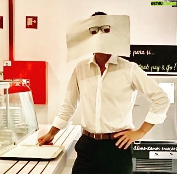 Bento Rodrigues Instagram - Antes de almoçar venho só aqui agradecer as vossas mensagens de parabéns e mostrar a máscara que mais me favorece 🤓