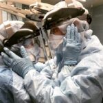 Bento Rodrigues Instagram – “Hope and Love”
Mindy Brock e Ben Cayer, um casal de enfermeiros num raro instante de pausa durante a tormenta num hospital da Florida. Uma homenagem a todos os profissionais da saúde