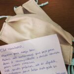 Bento Rodrigues Instagram – Chegas a casa, tens isto na porta. 
E por instantes, o mundo passa a estar um pouco menos de pernas para o ar.
Não sabemos quando nem como vamos sair disto. Sairemos com perdas e com dor, claro. 
Mas se cada um fizer pelo outro o que está na sua mão, sairemos mais juntos, mais solidários, talvez para sempre!

@under50degrees