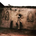 Bento Rodrigues Instagram – Agradecer!
Em Setembro de 1999, Timor Leste estava assim, ferido pelo fogo indonésio, como esta parte da residência do então Bispo de DÃli, D. Ximenes Belo.
Ao lado, a parte da casa que escapou mas que não se vê na foto. Foi aà que a equipa da Sic foi acolhida nesses dias de brasa.
D. Ximenes fora retirado de Timor para não ser morto pelas milÃcias e o comando ficara nas mãos de Madre Margarida, a mais franzina e valente das mulheres, que nos abriu as portas.
Nunca tivera a oportunidade de agradecer a D. Ximenes a proteção daquelas paredes. No dia em que regressou a Dili, nesse final de Setembro, estávamos nós na pressa da reportagem e ele engolido por mares de gente, não houve tempo nem espaço.
Agradeci hoje, exactamente 20 anos depois, quando, de surpresa, D. Ximenes nos visitou na SIC.
A vida a cumprir-se!
