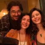 Beren Saat Instagram – Ayfeeeeer benim tatli, yetenekli, canim arkadasim dogumgünün kutlu olsun💛 💫Büyüdükce güçlenen, özgürlesen; kayiplarimizla kenetlenen, birbirine destek, ilham ve kahkaha olan dostlugumuz iyi ki var. Seni coooooook seviyorum @ayferdonmez 👯‍♀️🥂💛