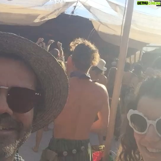 Beren Saat - 393.4K Likes - Seranatin bitince suya atlayalim mi? Bu uรงusta kimse bizi tanimiyo yaramazlik yapalim mi? Yildizlarin altinda รงiplak uyuyalim mi? Plajda yalinayak evlenelim mi? Davetiye fotografimizi su altinda cekelim mi? Balayina Burning Manโe gidelim mi? En buyuk roller coastera da binsek mi? Gรถl kenarinda bir festival var acaba? Istanbulโa ucaklar inmiyomus jazz festivaline mi gitsek? Bu gece burda รงadirda mi kalsak? Albรผm mรผ yapsak? Ben seni bana hayir demeyislerin icin sevdim en cok, iyi ki dogdun @kenandogulu ๐๐