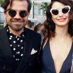 Beren Saat Instagram - Seranatin bitince suya atlayalim mi? Bu uçusta kimse bizi tanimiyo yaramazlik yapalim mi? Yildizlarin altinda çiplak uyuyalim mi? Plajda yalinayak evlenelim mi? Davetiye fotografimizi su altinda cekelim mi? Balayina Burning Man’e gidelim mi? En buyuk roller coastera da binsek mi? Göl kenarinda bir festival var acaba? Istanbul’a ucaklar inmiyomus jazz festivaline mi gitsek? Bu gece burda çadirda mi kalsak? Albüm mü yapsak? Ben seni bana hayir demeyislerin icin sevdim en cok, iyi ki dogdun @kenandogulu 💛🐝