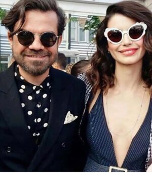 Beren Saat Instagram - Seranatin bitince suya atlayalim mi? Bu uçusta kimse bizi tanimiyo yaramazlik yapalim mi? Yildizlarin altinda çiplak uyuyalim mi? Plajda yalinayak evlenelim mi? Davetiye fotografimizi su altinda cekelim mi? Balayina Burning Man’e gidelim mi? En buyuk roller coastera da binsek mi? Göl kenarinda bir festival var acaba? Istanbul’a ucaklar inmiyomus jazz festivaline mi gitsek? Bu gece burda çadirda mi kalsak? Albüm mü yapsak? Ben seni bana hayir demeyislerin icin sevdim en cok, iyi ki dogdun @kenandogulu 💛🐝