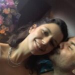 Beren Saat Instagram - Seranatin bitince suya atlayalim mi? Bu uçusta kimse bizi tanimiyo yaramazlik yapalim mi? Yildizlarin altinda çiplak uyuyalim mi? Plajda yalinayak evlenelim mi? Davetiye fotografimizi su altinda cekelim mi? Balayina Burning Man’e gidelim mi? En buyuk roller coastera da binsek mi? Göl kenarinda bir festival var acaba? Istanbul’a ucaklar inmiyomus jazz festivaline mi gitsek? Bu gece burda çadirda mi kalsak? Albüm mü yapsak? Ben seni bana hayir demeyislerin icin sevdim en cok, iyi ki dogdun @kenandogulu 💛🐝