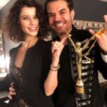 Beren Saat Instagram – Seranatin bitince suya atlayalim mi? Bu uçusta kimse bizi tanimiyo yaramazlik yapalim mi? Yildizlarin altinda çiplak uyuyalim mi? Plajda yalinayak evlenelim mi? Davetiye fotografimizi su altinda cekelim mi? Balayina Burning Man’e gidelim mi? En buyuk roller coastera da binsek mi? Göl kenarinda bir festival var acaba? Istanbul’a ucaklar inmiyomus jazz festivaline mi gitsek? Bu gece burda çadirda mi kalsak? Albüm mü yapsak? Ben seni bana hayir demeyislerin icin sevdim en cok, iyi ki dogdun @kenandogulu 💛🐝