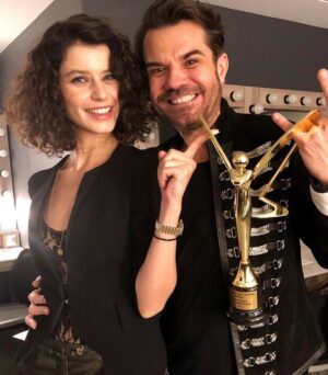 Beren Saat Instagram - Seranatin bitince suya atlayalim mi? Bu uçusta kimse bizi tanimiyo yaramazlik yapalim mi? Yildizlarin altinda çiplak uyuyalim mi? Plajda yalinayak evlenelim mi? Davetiye fotografimizi su altinda cekelim mi? Balayina Burning Man’e gidelim mi? En buyuk roller coastera da binsek mi? Göl kenarinda bir festival var acaba? Istanbul’a ucaklar inmiyomus jazz festivaline mi gitsek? Bu gece burda çadirda mi kalsak? Albüm mü yapsak? Ben seni bana hayir demeyislerin icin sevdim en cok, iyi ki dogdun @kenandogulu 💛🐝