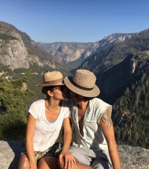 Beren Saat Instagram - Seranatin bitince suya atlayalim mi? Bu uçusta kimse bizi tanimiyo yaramazlik yapalim mi? Yildizlarin altinda çiplak uyuyalim mi? Plajda yalinayak evlenelim mi? Davetiye fotografimizi su altinda cekelim mi? Balayina Burning Man’e gidelim mi? En buyuk roller coastera da binsek mi? Göl kenarinda bir festival var acaba? Istanbul’a ucaklar inmiyomus jazz festivaline mi gitsek? Bu gece burda çadirda mi kalsak? Albüm mü yapsak? Ben seni bana hayir demeyislerin icin sevdim en cok, iyi ki dogdun @kenandogulu 💛🐝