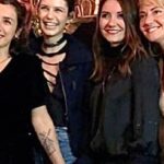 Beren Saat Instagram - Kadinlar beraber cikacak aydinliga. Sabirla, kararlilikla, ezmeden, çelmeden. Esas meselemizin cinsiyet esitsizligini gelecek kusaklara aktarmak isteyen ve ne yazik ki araç olarak da yine kadinlari kullanan; güçlü kadin figürleri hayatin her alanindan dislamaya niyet etmis, çag disi zihniyetle mücadele etmek oldugunu unutmadan. Atiye’nin yaratici ve üretken kadinlarindan gülümseyen bir 8 Mart albümü. Dünya Emekçi Kadinlar Günümüz kutlu olsun 🐝 #8martdünyakadinlargünü #march8internationalwomensday