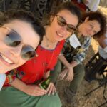 Beren Saat Instagram - Kadinlar beraber cikacak aydinliga. Sabirla, kararlilikla, ezmeden, çelmeden. Esas meselemizin cinsiyet esitsizligini gelecek kusaklara aktarmak isteyen ve ne yazik ki araç olarak da yine kadinlari kullanan; güçlü kadin figürleri hayatin her alanindan dislamaya niyet etmis, çag disi zihniyetle mücadele etmek oldugunu unutmadan. Atiye’nin yaratici ve üretken kadinlarindan gülümseyen bir 8 Mart albümü. Dünya Emekçi Kadinlar Günümüz kutlu olsun 🐝 #8martdünyakadinlargünü #march8internationalwomensday