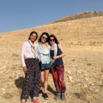 Beren Saat Instagram - Kadinlar beraber cikacak aydinliga. Sabirla, kararlilikla, ezmeden, çelmeden. Esas meselemizin cinsiyet esitsizligini gelecek kusaklara aktarmak isteyen ve ne yazik ki araç olarak da yine kadinlari kullanan; güçlü kadin figürleri hayatin her alanindan dislamaya niyet etmis, çag disi zihniyetle mücadele etmek oldugunu unutmadan. Atiye’nin yaratici ve üretken kadinlarindan gülümseyen bir 8 Mart albümü. Dünya Emekçi Kadinlar Günümüz kutlu olsun 🐝 #8martdünyakadinlargünü #march8internationalwomensday