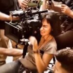 Beren Saat Instagram - Kadinlar beraber cikacak aydinliga. Sabirla, kararlilikla, ezmeden, çelmeden. Esas meselemizin cinsiyet esitsizligini gelecek kusaklara aktarmak isteyen ve ne yazik ki araç olarak da yine kadinlari kullanan; güçlü kadin figürleri hayatin her alanindan dislamaya niyet etmis, çag disi zihniyetle mücadele etmek oldugunu unutmadan. Atiye’nin yaratici ve üretken kadinlarindan gülümseyen bir 8 Mart albümü. Dünya Emekçi Kadinlar Günümüz kutlu olsun 🐝 #8martdünyakadinlargünü #march8internationalwomensday
