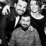 Beren Saat Instagram - Belcim bir yas daha guzellesmis, hayat unutulmaz anilarimiza eklenecek iki gün hediye etmisti bize kutlamak icin. Yillar once bu gece; @belcimbilgincom ve @ayferdonmez gelip beni alip Kenan’la ilk kez sohbet edecegimiz ve birbirimizin numaralarini alacagimiz partiye gitmeye Aykut’un dogumgununu kutlayacagiz diye ikna etmisti. Sonrasi ask, sonrasi dostlardan kurulu aile. Magnetik organizasyonunuza nasil tesekkur etsek az @iremsent ve @selimcancelik Yeni yasin en unutulmazlarindan olsun canim Belcim, her sey hayallerinin ötesinde olsun🦄 En sevdigin sarkilari söyleyerek varligini kutluyoruz @aykutcomertcom , hisset titresimlerimizi;hala esprilerine attigimiz kahkahalarimizi 🤍 9. yilimiz kutlu olsun oyun arkadasim, hayat arkadasim, studyo arkadasim Kuincy 🐝
