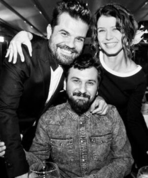 Beren Saat Instagram - Belcim bir yas daha guzellesmis, hayat  unutulmaz anilarimiza eklenecek iki gün hediye etmisti bize kutlamak icin. Yillar once bu gece; @belcimbilgincom ve @ayferdonmez gelip beni alip Kenan’la ilk kez sohbet edecegimiz ve  birbirimizin numaralarini alacagimiz partiye gitmeye Aykut’un dogumgununu kutlayacagiz diye ikna etmisti. Sonrasi ask, sonrasi dostlardan kurulu aile. Magnetik organizasyonunuza nasil tesekkur etsek az @iremsent ve @selimcancelik Yeni yasin en unutulmazlarindan olsun canim Belcim, her sey hayallerinin ötesinde olsun🦄 En sevdigin sarkilari söyleyerek varligini kutluyoruz @aykutcomertcom ,  hisset titresimlerimizi;hala esprilerine attigimiz kahkahalarimizi 🤍 9. yilimiz kutlu olsun oyun arkadasim, hayat arkadasim, studyo arkadasim Kuincy 🐝