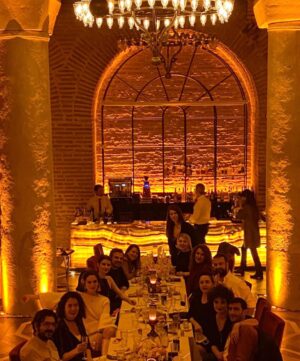 Beren Saat Instagram - Belcim bir yas daha guzellesmis, hayat  unutulmaz anilarimiza eklenecek iki gün hediye etmisti bize kutlamak icin. Yillar once bu gece; @belcimbilgincom ve @ayferdonmez gelip beni alip Kenan’la ilk kez sohbet edecegimiz ve  birbirimizin numaralarini alacagimiz partiye gitmeye Aykut’un dogumgununu kutlayacagiz diye ikna etmisti. Sonrasi ask, sonrasi dostlardan kurulu aile. Magnetik organizasyonunuza nasil tesekkur etsek az @iremsent ve @selimcancelik Yeni yasin en unutulmazlarindan olsun canim Belcim, her sey hayallerinin ötesinde olsun🦄 En sevdigin sarkilari söyleyerek varligini kutluyoruz @aykutcomertcom ,  hisset titresimlerimizi;hala esprilerine attigimiz kahkahalarimizi 🤍 9. yilimiz kutlu olsun oyun arkadasim, hayat arkadasim, studyo arkadasim Kuincy 🐝