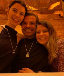 Beren Saat Instagram - Belcim bir yas daha guzellesmis, hayat unutulmaz anilarimiza eklenecek iki gün hediye etmisti bize kutlamak icin. Yillar once bu gece; @belcimbilgincom ve @ayferdonmez gelip beni alip Kenan’la ilk kez sohbet edecegimiz ve birbirimizin numaralarini alacagimiz partiye gitmeye Aykut’un dogumgununu kutlayacagiz diye ikna etmisti. Sonrasi ask, sonrasi dostlardan kurulu aile. Magnetik organizasyonunuza nasil tesekkur etsek az @iremsent ve @selimcancelik Yeni yasin en unutulmazlarindan olsun canim Belcim, her sey hayallerinin ötesinde olsun🦄 En sevdigin sarkilari söyleyerek varligini kutluyoruz @aykutcomertcom , hisset titresimlerimizi;hala esprilerine attigimiz kahkahalarimizi 🤍 9. yilimiz kutlu olsun oyun arkadasim, hayat arkadasim, studyo arkadasim Kuincy 🐝
