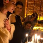 Beren Saat Instagram - Belcim bir yas daha guzellesmis, hayat unutulmaz anilarimiza eklenecek iki gün hediye etmisti bize kutlamak icin. Yillar once bu gece; @belcimbilgincom ve @ayferdonmez gelip beni alip Kenan’la ilk kez sohbet edecegimiz ve birbirimizin numaralarini alacagimiz partiye gitmeye Aykut’un dogumgununu kutlayacagiz diye ikna etmisti. Sonrasi ask, sonrasi dostlardan kurulu aile. Magnetik organizasyonunuza nasil tesekkur etsek az @iremsent ve @selimcancelik Yeni yasin en unutulmazlarindan olsun canim Belcim, her sey hayallerinin ötesinde olsun🦄 En sevdigin sarkilari söyleyerek varligini kutluyoruz @aykutcomertcom , hisset titresimlerimizi;hala esprilerine attigimiz kahkahalarimizi 🤍 9. yilimiz kutlu olsun oyun arkadasim, hayat arkadasim, studyo arkadasim Kuincy 🐝