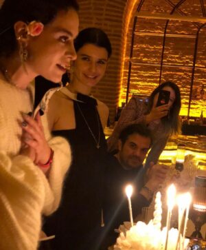 Beren Saat Instagram - Belcim bir yas daha guzellesmis, hayat  unutulmaz anilarimiza eklenecek iki gün hediye etmisti bize kutlamak icin. Yillar once bu gece; @belcimbilgincom ve @ayferdonmez gelip beni alip Kenan’la ilk kez sohbet edecegimiz ve  birbirimizin numaralarini alacagimiz partiye gitmeye Aykut’un dogumgununu kutlayacagiz diye ikna etmisti. Sonrasi ask, sonrasi dostlardan kurulu aile. Magnetik organizasyonunuza nasil tesekkur etsek az @iremsent ve @selimcancelik Yeni yasin en unutulmazlarindan olsun canim Belcim, her sey hayallerinin ötesinde olsun🦄 En sevdigin sarkilari söyleyerek varligini kutluyoruz @aykutcomertcom ,  hisset titresimlerimizi;hala esprilerine attigimiz kahkahalarimizi 🤍 9. yilimiz kutlu olsun oyun arkadasim, hayat arkadasim, studyo arkadasim Kuincy 🐝
