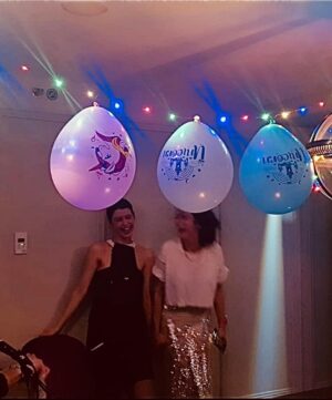 Beren Saat Instagram - Belcim bir yas daha guzellesmis, hayat  unutulmaz anilarimiza eklenecek iki gün hediye etmisti bize kutlamak icin. Yillar once bu gece; @belcimbilgincom ve @ayferdonmez gelip beni alip Kenan’la ilk kez sohbet edecegimiz ve  birbirimizin numaralarini alacagimiz partiye gitmeye Aykut’un dogumgununu kutlayacagiz diye ikna etmisti. Sonrasi ask, sonrasi dostlardan kurulu aile. Magnetik organizasyonunuza nasil tesekkur etsek az @iremsent ve @selimcancelik Yeni yasin en unutulmazlarindan olsun canim Belcim, her sey hayallerinin ötesinde olsun🦄 En sevdigin sarkilari söyleyerek varligini kutluyoruz @aykutcomertcom ,  hisset titresimlerimizi;hala esprilerine attigimiz kahkahalarimizi 🤍 9. yilimiz kutlu olsun oyun arkadasim, hayat arkadasim, studyo arkadasim Kuincy 🐝