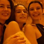 Beren Saat Instagram - Belcim bir yas daha guzellesmis, hayat unutulmaz anilarimiza eklenecek iki gün hediye etmisti bize kutlamak icin. Yillar once bu gece; @belcimbilgincom ve @ayferdonmez gelip beni alip Kenan’la ilk kez sohbet edecegimiz ve birbirimizin numaralarini alacagimiz partiye gitmeye Aykut’un dogumgununu kutlayacagiz diye ikna etmisti. Sonrasi ask, sonrasi dostlardan kurulu aile. Magnetik organizasyonunuza nasil tesekkur etsek az @iremsent ve @selimcancelik Yeni yasin en unutulmazlarindan olsun canim Belcim, her sey hayallerinin ötesinde olsun🦄 En sevdigin sarkilari söyleyerek varligini kutluyoruz @aykutcomertcom , hisset titresimlerimizi;hala esprilerine attigimiz kahkahalarimizi 🤍 9. yilimiz kutlu olsun oyun arkadasim, hayat arkadasim, studyo arkadasim Kuincy 🐝
