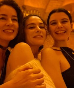 Beren Saat Instagram - Belcim bir yas daha guzellesmis, hayat unutulmaz anilarimiza eklenecek iki gün hediye etmisti bize kutlamak icin. Yillar once bu gece; @belcimbilgincom ve @ayferdonmez gelip beni alip Kenan’la ilk kez sohbet edecegimiz ve birbirimizin numaralarini alacagimiz partiye gitmeye Aykut’un dogumgununu kutlayacagiz diye ikna etmisti. Sonrasi ask, sonrasi dostlardan kurulu aile. Magnetik organizasyonunuza nasil tesekkur etsek az @iremsent ve @selimcancelik Yeni yasin en unutulmazlarindan olsun canim Belcim, her sey hayallerinin ötesinde olsun🦄 En sevdigin sarkilari söyleyerek varligini kutluyoruz @aykutcomertcom , hisset titresimlerimizi;hala esprilerine attigimiz kahkahalarimizi 🤍 9. yilimiz kutlu olsun oyun arkadasim, hayat arkadasim, studyo arkadasim Kuincy 🐝