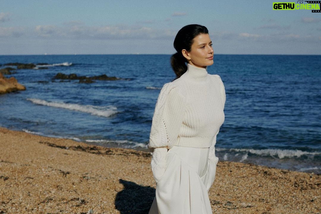 Beren Saat Instagram - Future is Bright... BE Forever 🖤🤍 @belcimbilgincom #MagnetQuarterly by @iremsent & @selimcancelik Fotoğraf / Photography: @serkansedele Styling: @mahizeraytas Production: @mugesarioglu Saç / Hair Stylist: @aliyilanci
Makyaj / Makeup Artist: @cigdemyartasi Styling Asistanı / Styling Assistant: @muhammetbozkurtt Saç Asistanı / Hair Assistant: @huseyinnaltunn