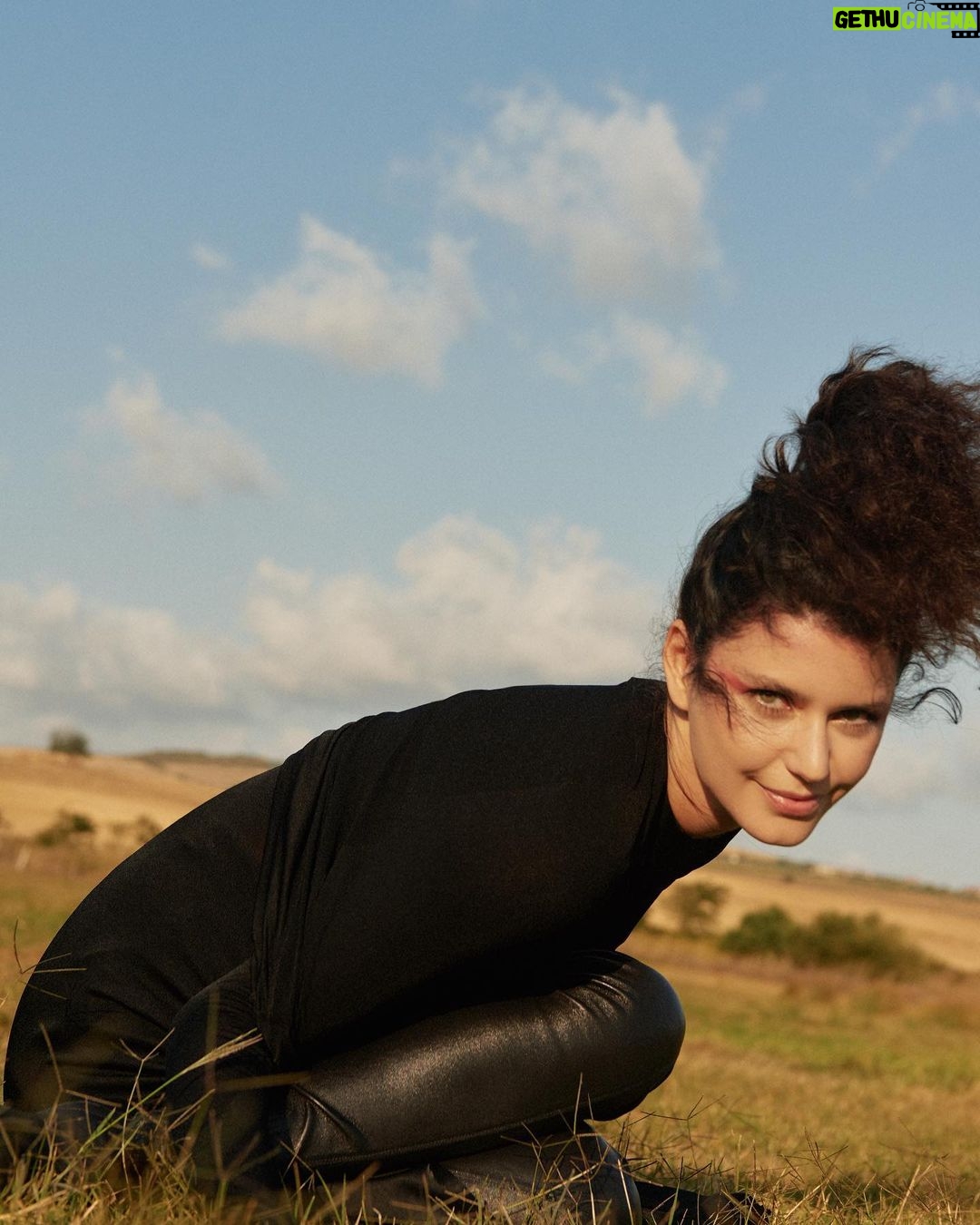 Beren Saat Instagram - š¦šš§¹ #october #lāofficielturkiye Photographer @tugberk_acar Stylist @tugcebahcıvangil Hair stylist @ibrahimzengin Make-up artist @cigdemyartasi