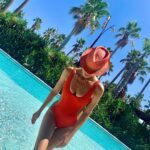 Beren Saat Instagram - 💌 This is a Direct Message to my lovely friend @denizmarsan : Slim Mayo rocks! 🌺🦩☀️ 📷: @kenandogulu #directmessagesw #womeninfashionbusiness #womensupportingwomen
