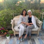 Beren Saat Instagram - Aylarca bekleyip yeniden el ele olabildigimiz her gün bayrammis aslinda... Bizi yetistirenlere, sevmeyi ve güçlü olmayi ögretenlere... Sevgiyle... 🌈💕🌸 🐝👁 #iyibayramlar #eidmubarak Cunda Island