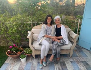 Beren Saat Instagram - Aylarca bekleyip yeniden el ele olabildigimiz her gün bayrammis aslinda... Bizi yetistirenlere, sevmeyi ve güçlü olmayi ögretenlere... Sevgiyle... 🌈💕🌸 🐝👁 #iyibayramlar #eidmubarak