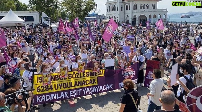 Beren Saat Instagram - #istanbulsözleşmesiyaşatır #aslayalnızyürümeyeceksin #kadıncinayetlerinidurduracağız