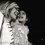 Beren Saat Instagram - Okulun ilk günü, fakültenin kapisinda etrafa naapsam acaba der gibi bakinan o güzel kizin elini tutup “Hadi gel beraber yemek yiyelim” dedigimde, sectigim ailemin en önemli bireylerinden birini dahil etmisim hayatima. O gün bu gündür hayati yürüyoruz el ele, yan yana. Iyi ki varsin canimin ici, dogum günün kutlu olsun! 💖💖