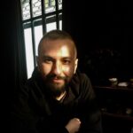 Beren Saat Instagram - Çok arkadas ediniyor insan hayat boyu ama zekadas bulmak zor. Ugultunun ortasinda tek bir cümleyle hayatina isik tutani bulmak çok zor. En karanliklarina kaçtiginda yargilamadan seninle orada sessizce durani, hatta sana kahkaha attirani bulabilmek neredeyse imkansiz. Bu cografyada kadini, kimligi meselesi yapan artist olmak... Seni özlemek hic bitmeyecek canim arkadasim. Yildizlarla benim icin de dans et 🕊#aykutcomert #pozunpozumolsun #lifeisalosinggame