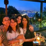 Beren Saat Instagram – Iyi ki dogdun babym Mügecim👯‍♀️🥂💖 hayal ettiginden daha da iyi bir yas olsun, love u 💕 @mugesarioglu @iremsent @bachaqueee MOMO Bebeköy