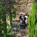 Beren Saat Instagram - “Ben oyun arkadasimi buldum galiba” dedim bir aksam, gozlerin parlayarak baktin. Gece gitar sesiyle uyandim; bir sarkiya baslamistin, buyulendim. Biz o sarkiyi beraber bitirirken, ask sarkisi olduk. Birbirimizin yaralarini öptükce can arkadasi olduk. Yaydigimiz ask enerjisiyle cevremizde iklim degisikligine sebep olduk ve beraber ne eglendik:) Sonra bir noktada sen masumiyetini kaybettin; ben de oyun arkadasimi, yol arkadasimi... Bir yerlerin kapisinda el ele cekilmis naylon fotograflarimizi ask sananlar icin bunlar, arkadaslarimizin gozunden hesapsizca biz iste. Ne zaman bosanacaksiniz diyorlar surekli; guvenmek, baglanmak, bagislamak, vazgecmek butun bu agir duygusal sureci hic merak eden yok. Bosanmak isin en kolay kismi, ben evlenmeye de gorece az hevesli taraftim zaten. Benim icin esas olan hep askti, asktir! Bir yastikta kocamak mi, beraber ölmek mi insanlarin bir aski basarmaktan anladigi bilemiyorum. Oysa sen, ben, baba’nin gitari bir yatagin icinde; sonsuz zamanin durakladigi, ömrün tamamlandigi yüz yillar yasadik. Bu demode romantizmde ortagim oldugun icin tesekkur ederim. Sen tabi ki yeni sarkilar yazacaksin. Artik icimde ne ofke, ne en ufak bir pismanlik; her damla gozyasima ziyadesiyle degdin. Iyi ki dogdun da, sana asik oldum 💚 #happybirthdayKen #nomatterwhatilovedtoloveyou #askaturluseyler
