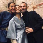 Beren Saat Instagram - Ladies and gentlemen finally Atiye/The Gift 🍀 dun gecede emegi gecen herkese cok tesekkur ederiz. thanks to everyone who organized the night @netflixturkiye @ogm.pictures @golin.istanbul @hybridcommunity supported us and shared their music with us @kenandogulu @mercandede @susoley @cihanokan @mahmutorhan @sezeruysal thanks to @ibrahimzengin for my hair design and special thanks to my dear friend @ozgurmasur for my lovely kimono dress 🦋 #atiye #thegift #netflixturkiye #netflix #gobeklitepe 📸: @pedrogomesphotographer @jamesgillham