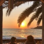 Beren Saat Instagram - Seranatin bitince suya atlayalim mi? Bu uçusta kimse bizi tanimiyo yaramazlik yapalim mi? Yildizlarin altinda çiplak uyuyalim mi? Plajda yalinayak evlenelim mi? Davetiye fotografimizi su altinda cekelim mi? Balayina Burning Man’e gidelim mi? En buyuk roller coastera da binsek mi? Göl kenarinda bir festival var acaba? Istanbul’a ucaklar inmiyomus jazz festivaline mi gitsek? Bu gece burda çadirda mi kalsak? Albüm mü yapsak? Ben seni bana hayir demeyislerin icin sevdim en cok, iyi ki dogdun @kenandogulu 💛🐝