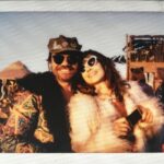 Beren Saat Instagram - “Ben oyun arkadasimi buldum galiba” dedim bir aksam, gozlerin parlayarak baktin. Gece gitar sesiyle uyandim; bir sarkiya baslamistin, buyulendim. Biz o sarkiyi beraber bitirirken, ask sarkisi olduk. Birbirimizin yaralarini öptükce can arkadasi olduk. Yaydigimiz ask enerjisiyle cevremizde iklim degisikligine sebep olduk ve beraber ne eglendik:) Sonra bir noktada sen masumiyetini kaybettin; ben de oyun arkadasimi, yol arkadasimi... Bir yerlerin kapisinda el ele cekilmis naylon fotograflarimizi ask sananlar icin bunlar, arkadaslarimizin gozunden hesapsizca biz iste. Ne zaman bosanacaksiniz diyorlar surekli; guvenmek, baglanmak, bagislamak, vazgecmek butun bu agir duygusal sureci hic merak eden yok. Bosanmak isin en kolay kismi, ben evlenmeye de gorece az hevesli taraftim zaten. Benim icin esas olan hep askti, asktir! Bir yastikta kocamak mi, beraber ölmek mi insanlarin bir aski basarmaktan anladigi bilemiyorum. Oysa sen, ben, baba’nin gitari bir yatagin icinde; sonsuz zamanin durakladigi, ömrün tamamlandigi yüz yillar yasadik. Bu demode romantizmde ortagim oldugun icin tesekkur ederim. Sen tabi ki yeni sarkilar yazacaksin. Artik icimde ne ofke, ne en ufak bir pismanlik; her damla gozyasima ziyadesiyle degdin. Iyi ki dogdun da, sana asik oldum 💚 #happybirthdayKen #nomatterwhatilovedtoloveyou #askaturluseyler