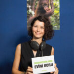 Beren Saat Instagram - Bugün Dünya Orangutan Günü! “Odama bir orangutan girmis.” Beren Saat, palm yagi endustrisi tehditi altindaki orangutanlarin sesi oldu! Sen da palm yagi endüstrisine karsi mücadeleye katil profilimizdeki baglantiya tikla! #orangutangünü repost: @greenpeaceturkiye #worldorangutanday #greenpeace #greenpeacetürkiye