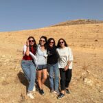 Beren Saat Instagram - Kadinlar beraber cikacak aydinliga. Sabirla, kararlilikla, ezmeden, çelmeden. Esas meselemizin cinsiyet esitsizligini gelecek kusaklara aktarmak isteyen ve ne yazik ki araç olarak da yine kadinlari kullanan; güçlü kadin figürleri hayatin her alanindan dislamaya niyet etmis, çag disi zihniyetle mücadele etmek oldugunu unutmadan. Atiye’nin yaratici ve üretken kadinlarindan gülümseyen bir 8 Mart albümü. Dünya Emekçi Kadinlar Günümüz kutlu olsun 🐝 #8martdünyakadinlargünü #march8internationalwomensday
