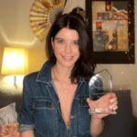 Beren Saat Instagram - @mavielmaodulleri En iyi kadin oyuncu ödülüm icin; Istanbul Universiteli ögrencilere, Atiye’yi pandemi kosullarinda büyük bir özveriyle tamamlayan A takimimiza, destekleri giderek cogalan Netflix izleyicilerine ve bu projeyi bana hediye eden hayata tesekkur ederim. Bu unutulmayacak projelerimizin baslangici olsun @onurguvenatam #senherkadınsınatiye #atiye #thegift #netflixturkiye