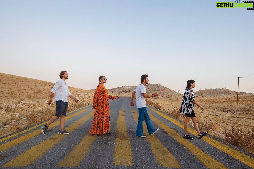 Beren Saat Instagram - 🐝 @mehmet.gunsur @melisasenolsun @metinakdulger #atiye 📷: @yigit__eken