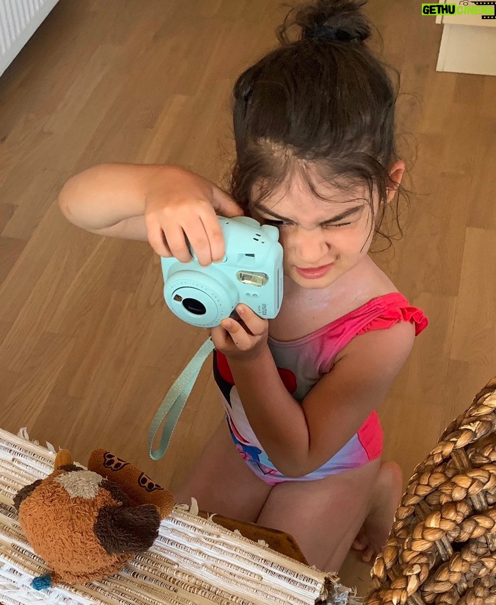 Beren Saat Instagram - Kiz çocuklarinin esit firsatlara sahip oldugu, kendini güvende hissettigi bir Dünya dilegiyle... Dünya kiz cocuklari günü kutlu olsun 💕🤸🏻♀️👩🏻🎤👩🏻🦽🏃🏻♀️🧑🏽🎓👩🏻🔬 #october11th #theinternationaldayofthegirl #dünyakızçocuklarıgünü #girlswillchangetheworld