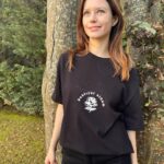 Beren Saat Instagram – Parilti Görmeyen Cocuklara Destek Dernegi olarak; sanat ve müzigin birlestirici gücüne çok inaniyoruz. Sanat ve müzigin birlestirici gücüyle gelistirdigimiz “Hayat Dokunmayla Baslar” projemizde yer alan t-shirtlerden elde edilecek gelir, Parilti görmeyen cocuklarin egitimi yararina kullanılacaktır.
Sen de satın alarak projemizin bir parçası olmak ve görmeyen çocukların eğitimine katkıda bulunmak ister misin? @pariltidernegi